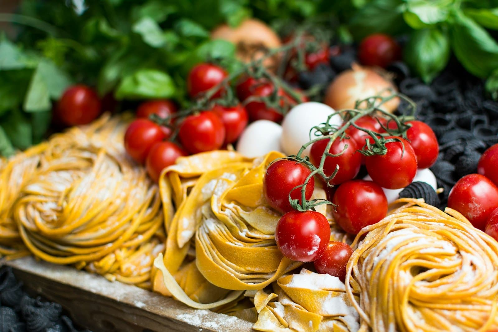Färsk tagliatelle med tomater och basilika
